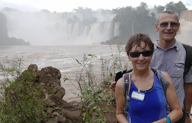 080-iguazu-argentijnse kant-024.jpg - De watervallen kan je evengoed bewonderen vanuit het natuurgebied rond de watervallen, maar het blijft nat.